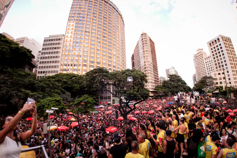 Multidão entre os prédios do centro de BH no BEAGÁ na Folia