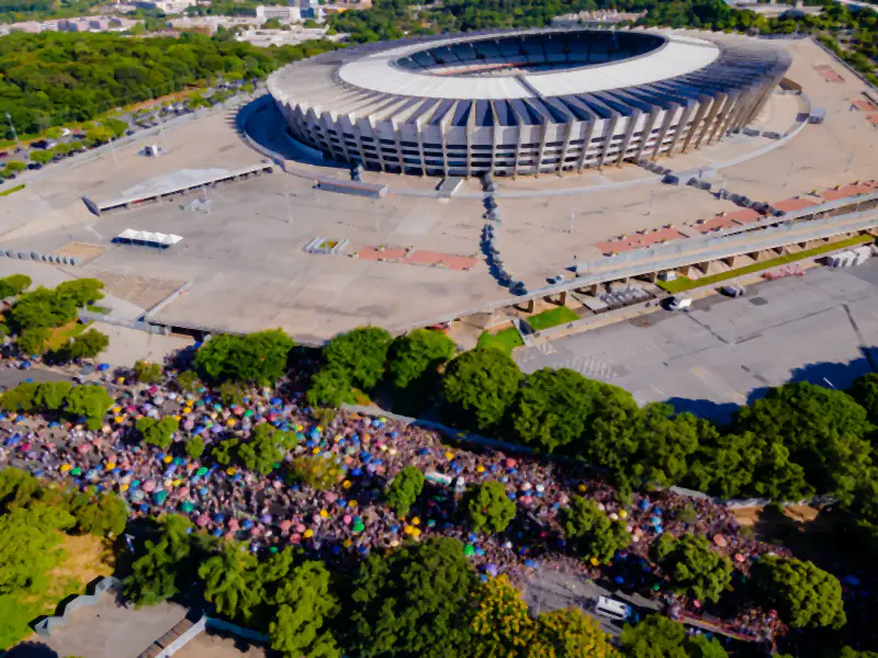 Vista aérea do Mineirão com o bloco na avenida em 2024