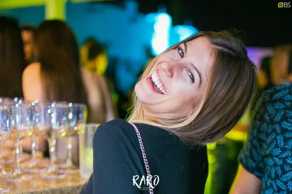 Foto de capa do álbum Raro Sky Bar (2018)
