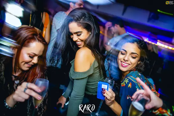 Foto de capa do álbum Raro SkyBar (2018)