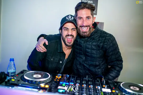 Foto de capa do álbum Raro SkyBar (2018)