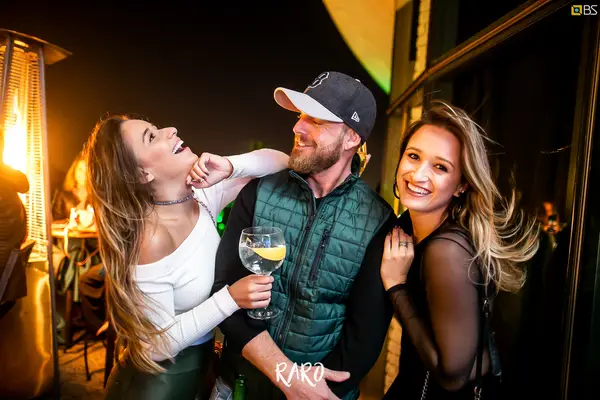 Foto de capa do álbum Raro SkyBar (2019)