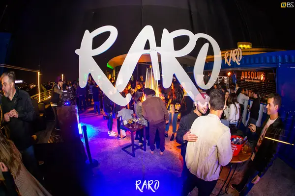 Foto de capa do álbum Raro Sky Bar (2019)
