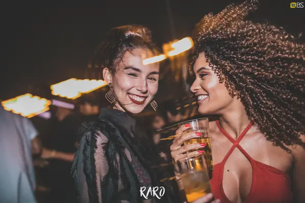 Foto de capa do álbum Raro Sky Bar (2019)
