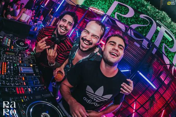 Foto de capa do álbum Raro (2020)