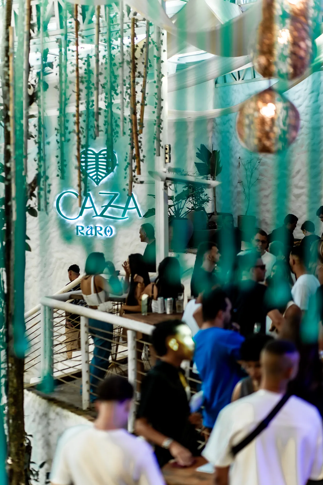 A casa de dia, com vegetação suspensa e mezanino cheio · Caza Raro, 29 de março de 2025