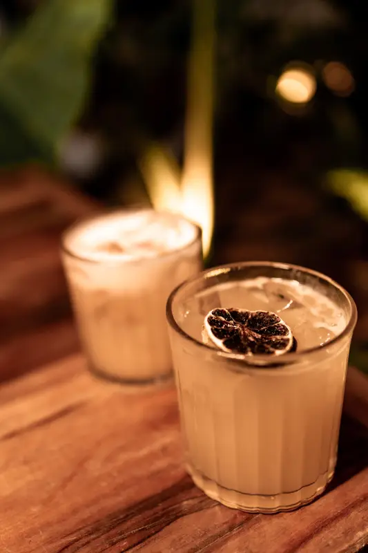 Drink autoral com rodela desidratada à luz de vela