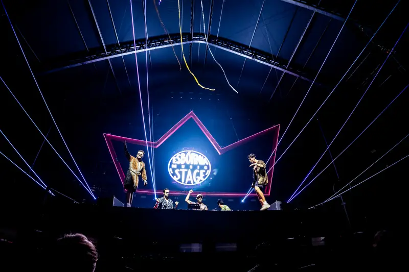 Palco-coroa com lasers na Esbórnia BH