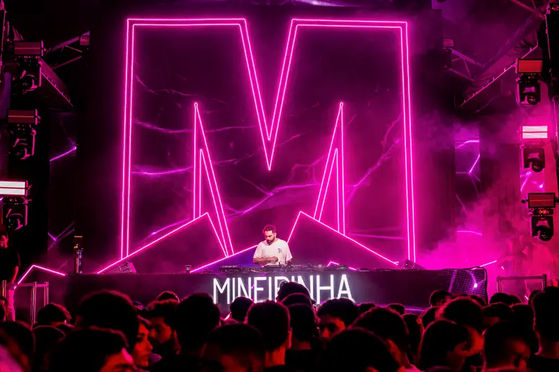 Letreiro M em neon no palco da Mineirinha