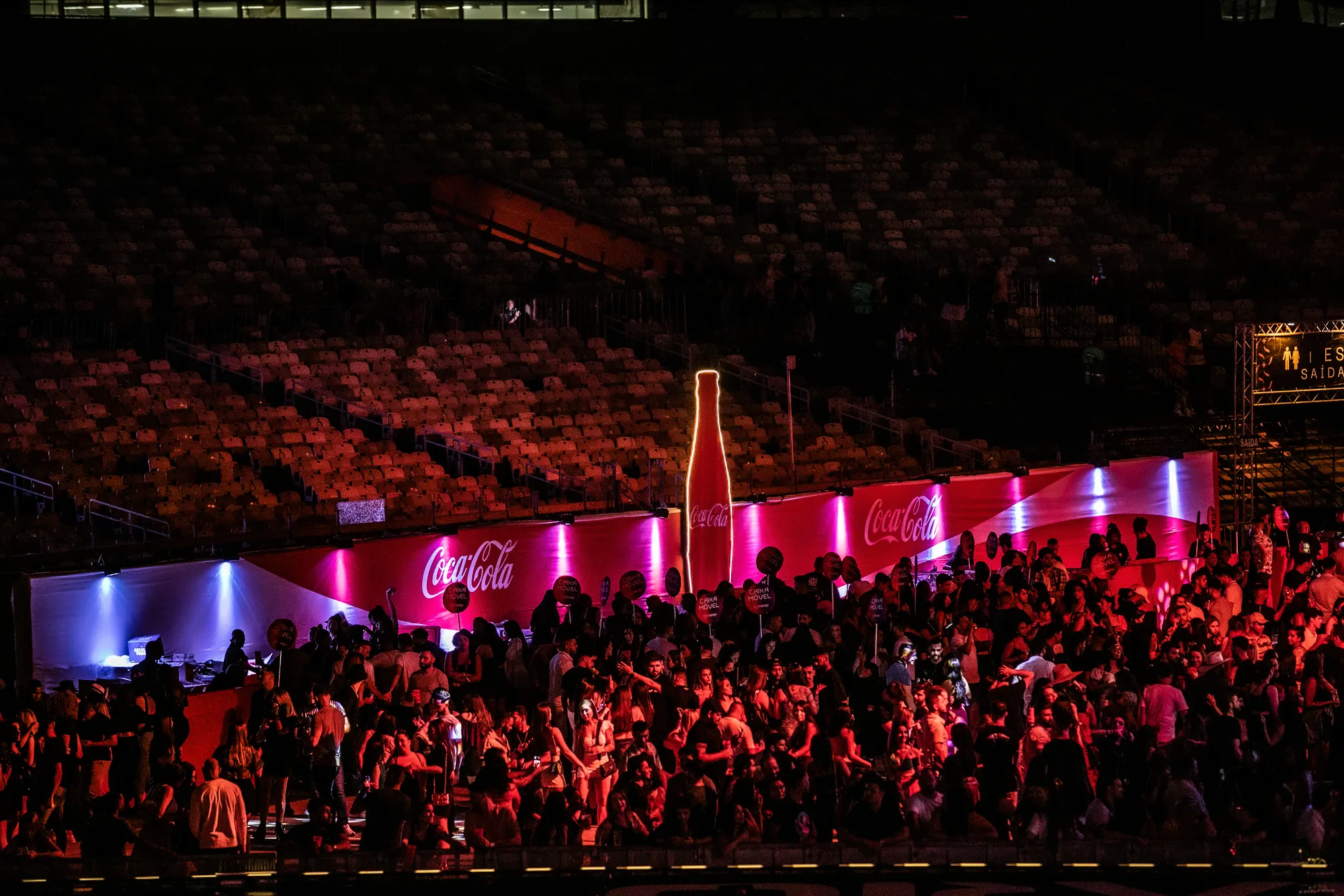 Garrafa gigante da Coca-Cola e público no Mineirão