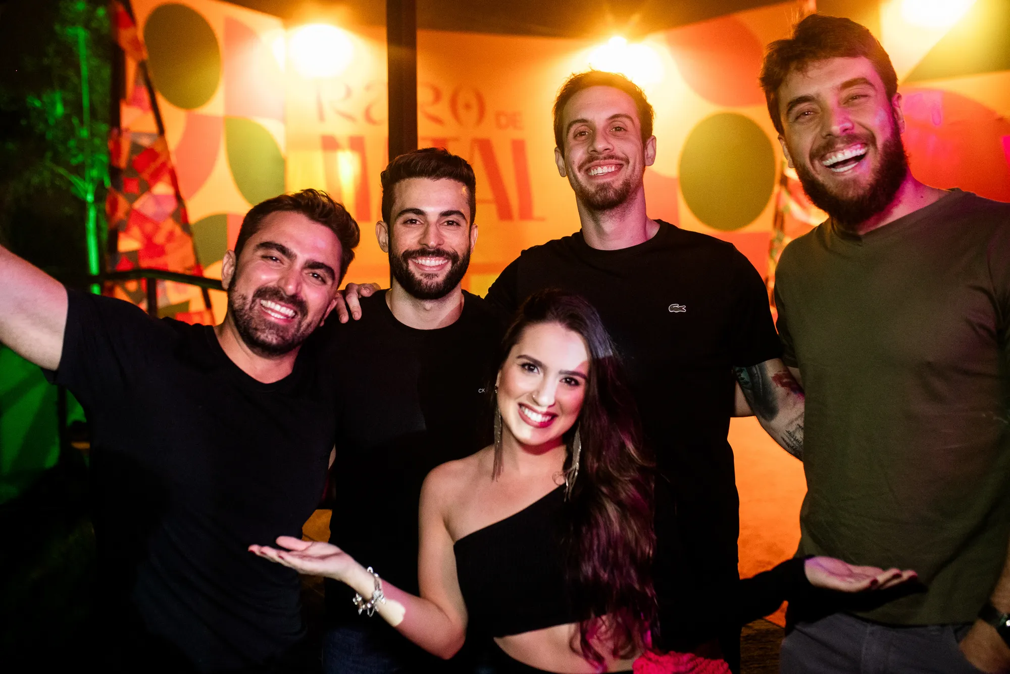 Amigos posam diante do painel do Raro de Natal 2023