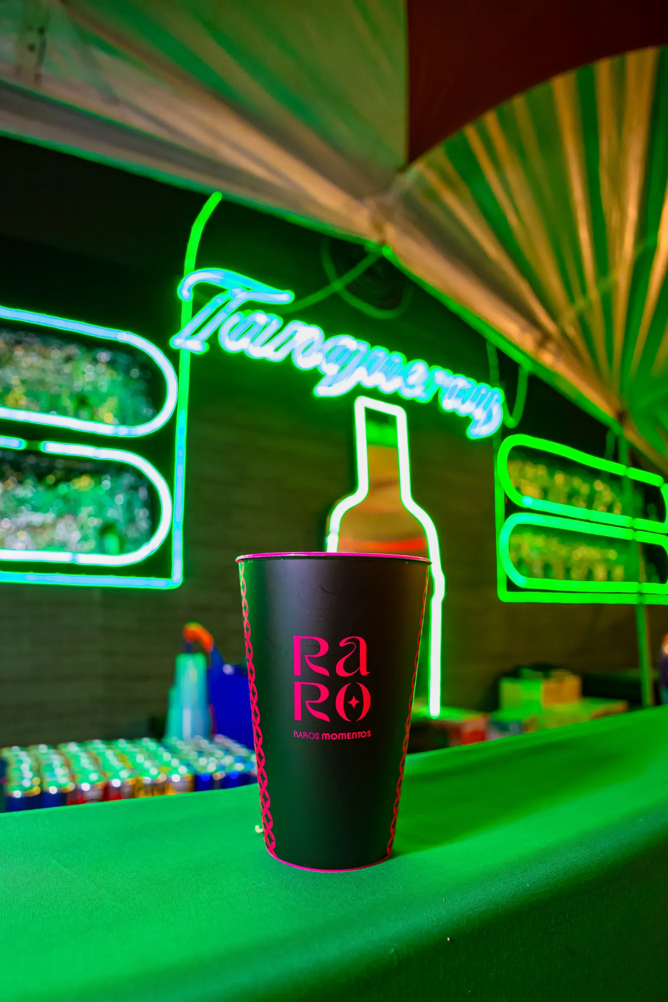 Bar sob luz verde com copo RARO no balcão