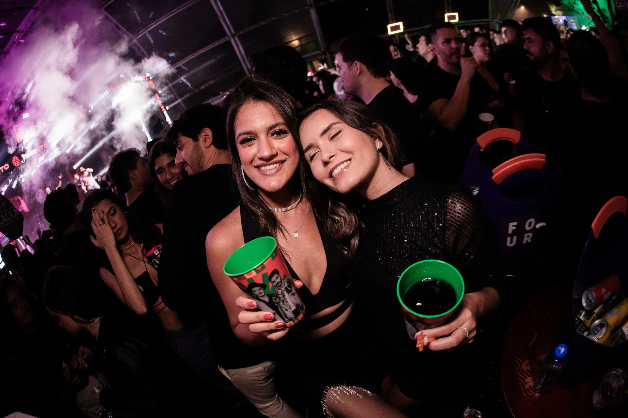 Amigas brindam na pista do Raro de Natal