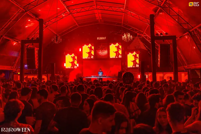 Palco vermelho do RAROWEEN · 05 de outubro de 2024