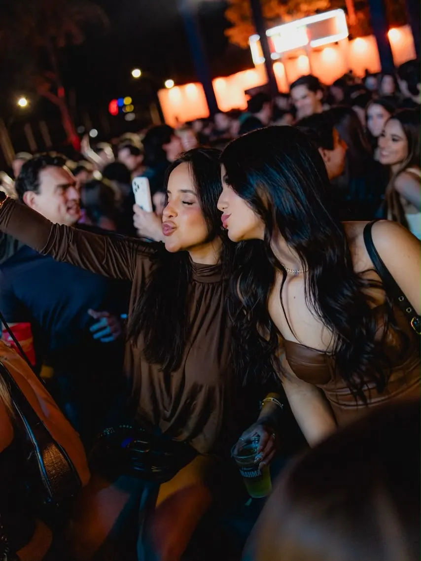 Amigas fazem selfie no meio do público do Mandacaru