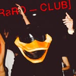 Máscara de pato sob o letreiro [RaRO—CLUB]