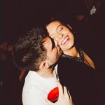 Casal abraçado na pista
