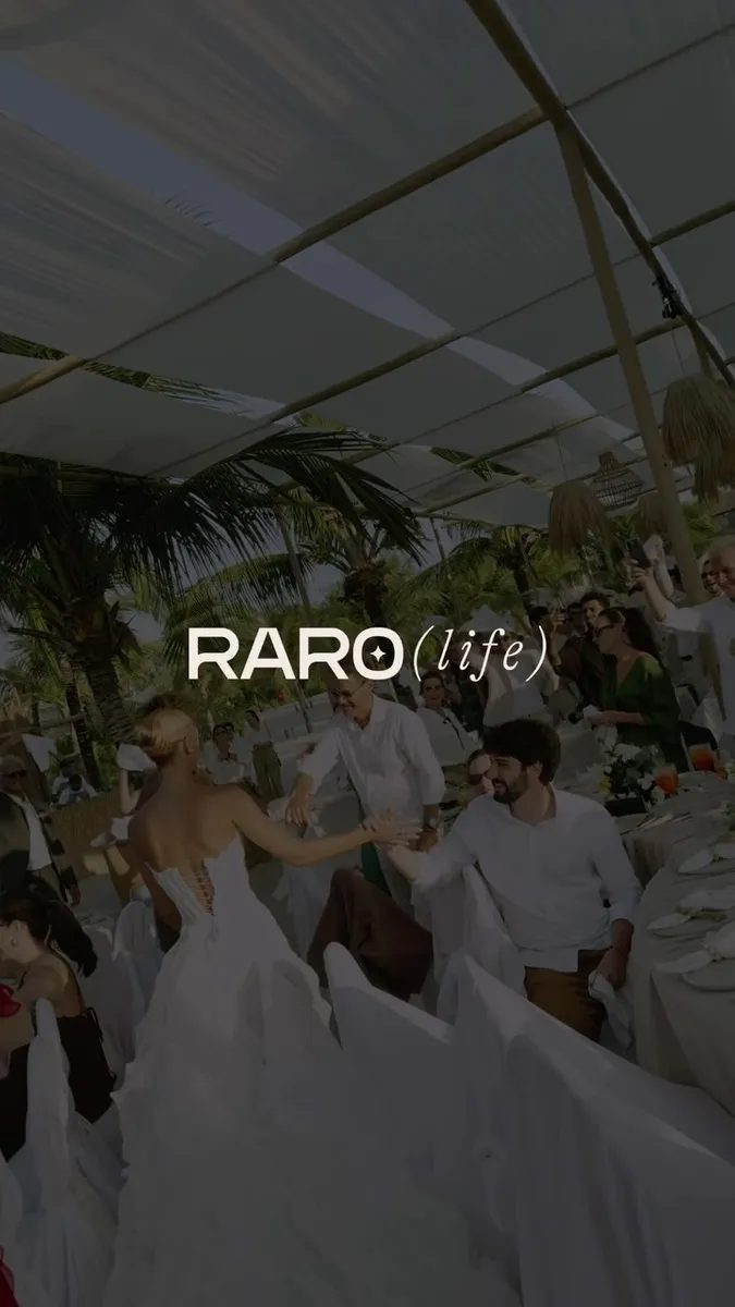 Celebração de pré-casamento na areia, com a assinatura RARO (life)